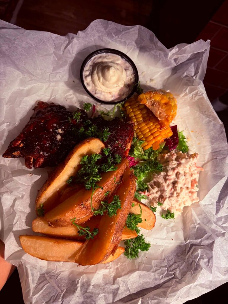 Brooklyn Ribs med pommes coleslaw och majs