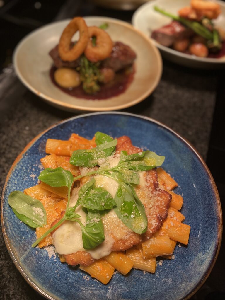 Chicken Parm med pasta parmesan och basilika
