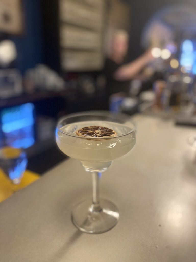 Cocktail med citrus i Brooklyns bar