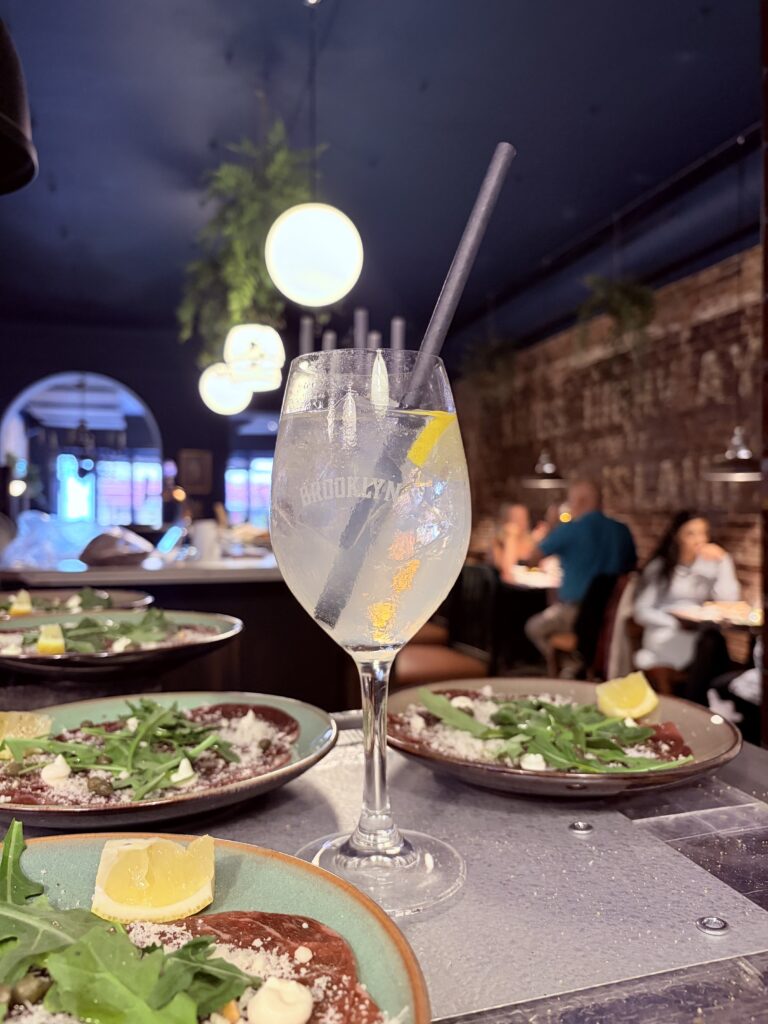 Drink och carpaccio i Brooklyns restaurang i Halmstad